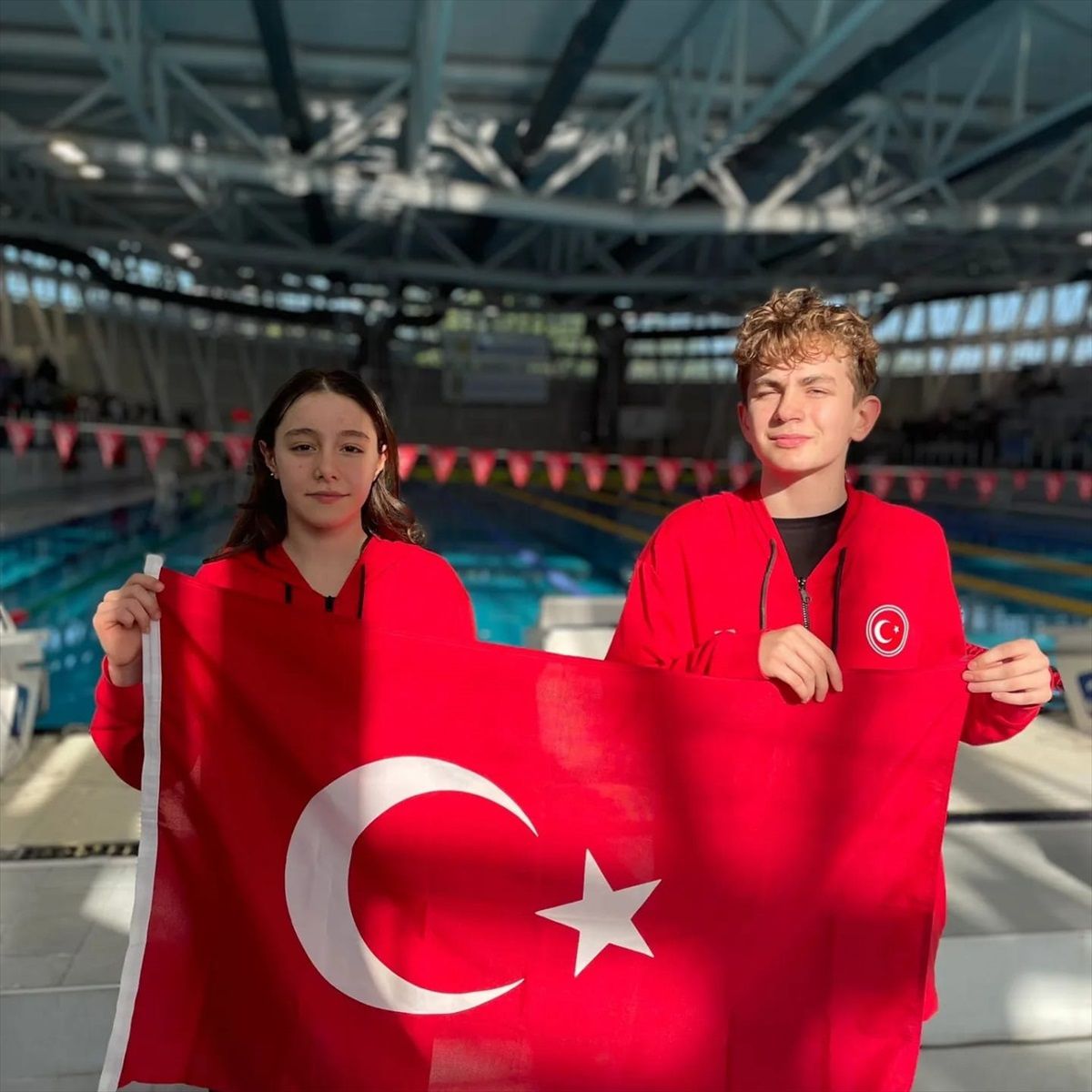 Bafra Gençlik ve Spor Müdürü, milli yüzücüler Elvin Alver ve Kadir Yayla\'yı tebrik etti