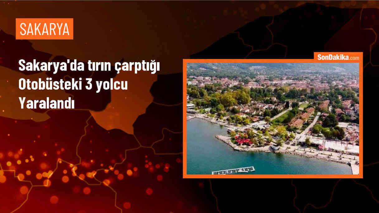 Sakarya\'da tırın otobüse çarpması sonucu 3 kişi yaralandı