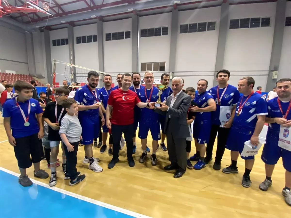 Of\'ta düzenlenen voleybol turnuvasında Filenin Uşakları şampiyon oldu