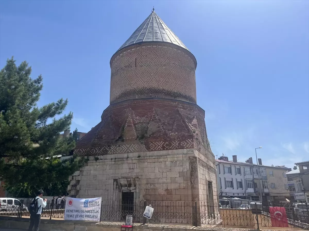 Sivas\'ta Çevre Haftası etkinlikleri kapsamında Güdük Minaresi temizlendi