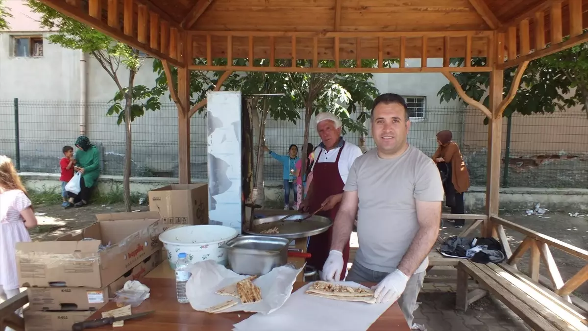 Sivas\'ta Vali Lütfi Tuncel Ortaokulu\'nda Kermes Düzenlendi