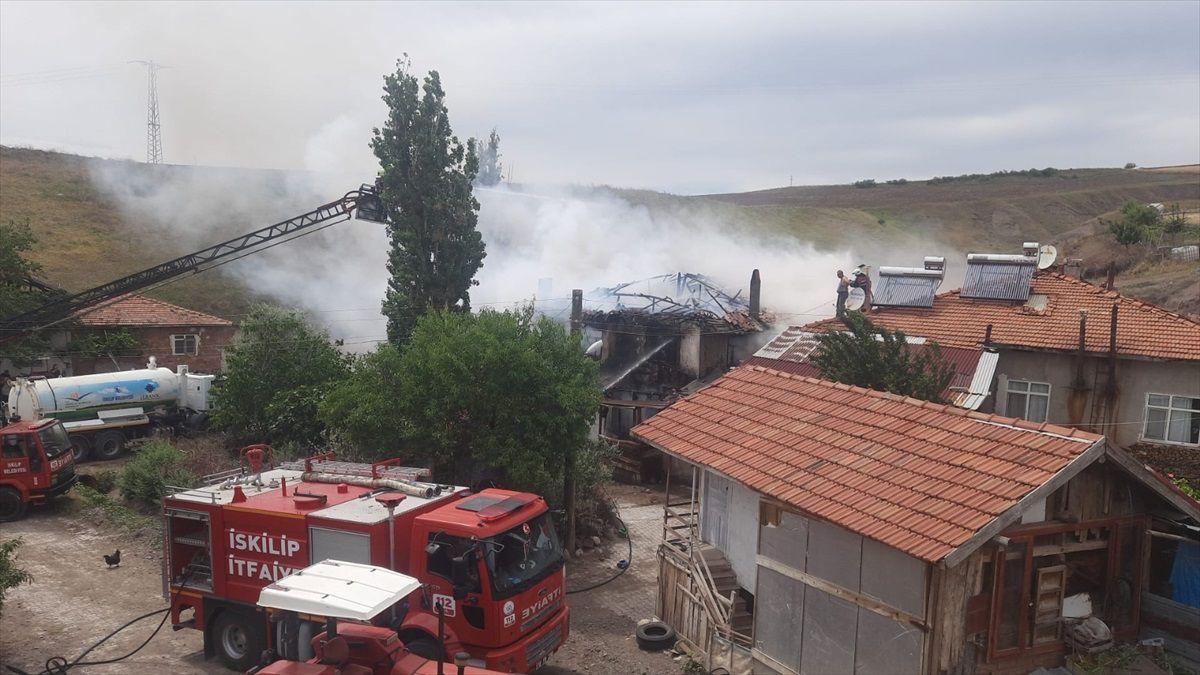 Çorum\'un İskilip ilçesinde bir evde çıkan yangın söndürüldü