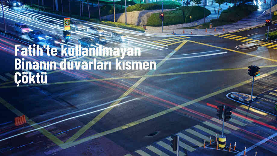 Fatih\'te kullanılmayan iki katlı binanın duvarları kısmen çöktü