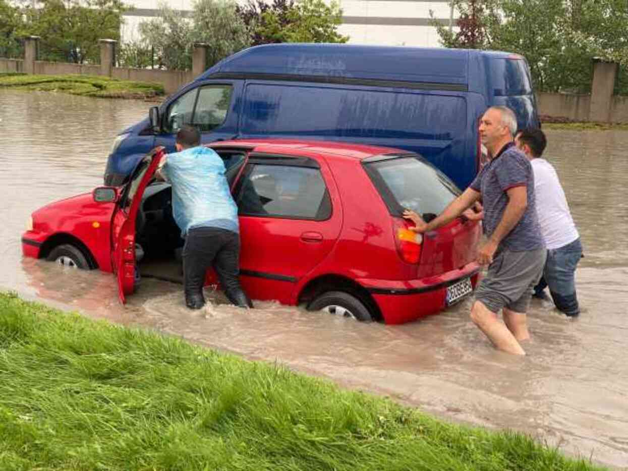 Şiddetli yağış başkenti felç etti! Sokaklar göle döndü, araçlar suya gömüldü Şiddetli yağış başkenti felç etti! Sokaklar göle döndü, araçlar suya gömüldü