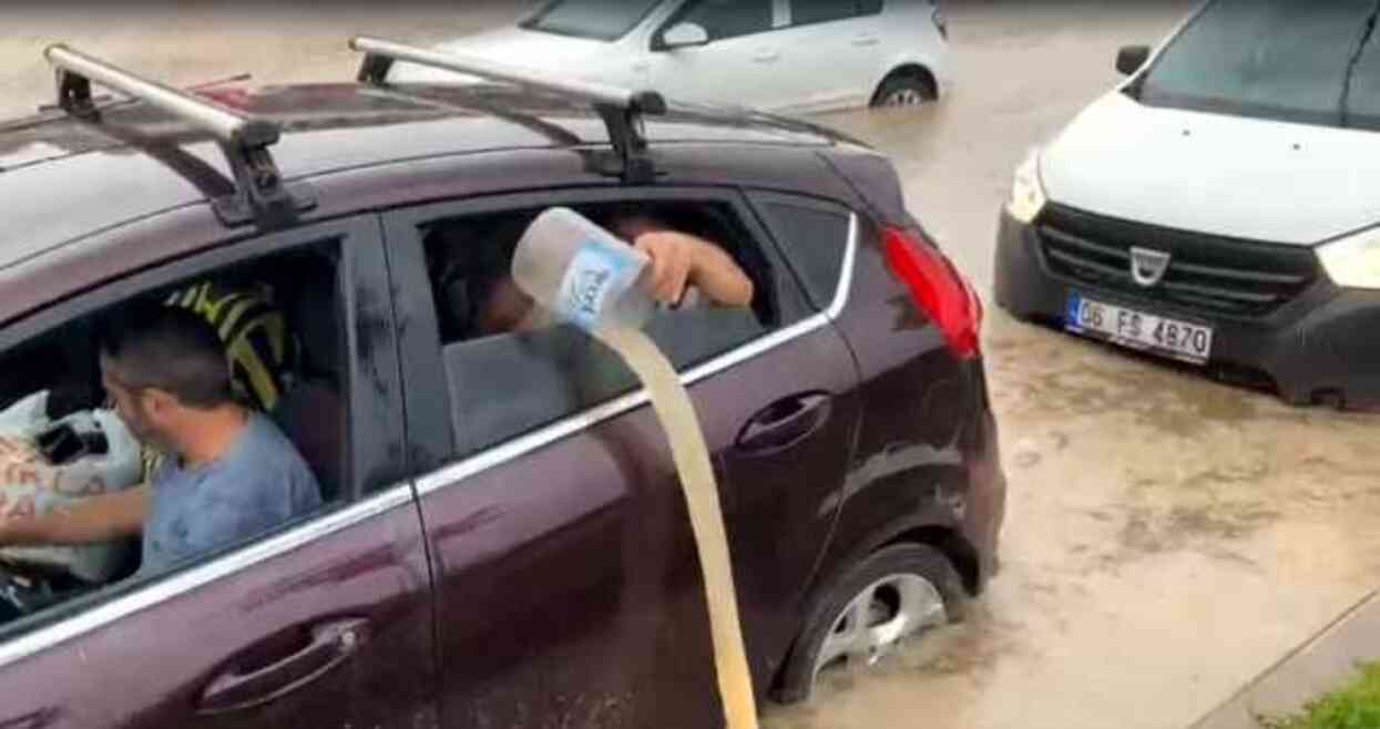 Şiddetli yağış başkenti felç etti! Sokaklar göle döndü, araçlar suya gömüldü Şiddetli yağış başkenti felç etti! Sokaklar göle döndü, araçlar suya gömüldü