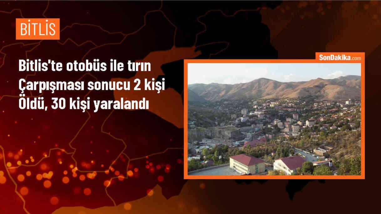 Bitlis\'te otobüs ile tırın çarpışması sonucu 2 kişi yaşamını yitirdi, 30 kişi yaralandı