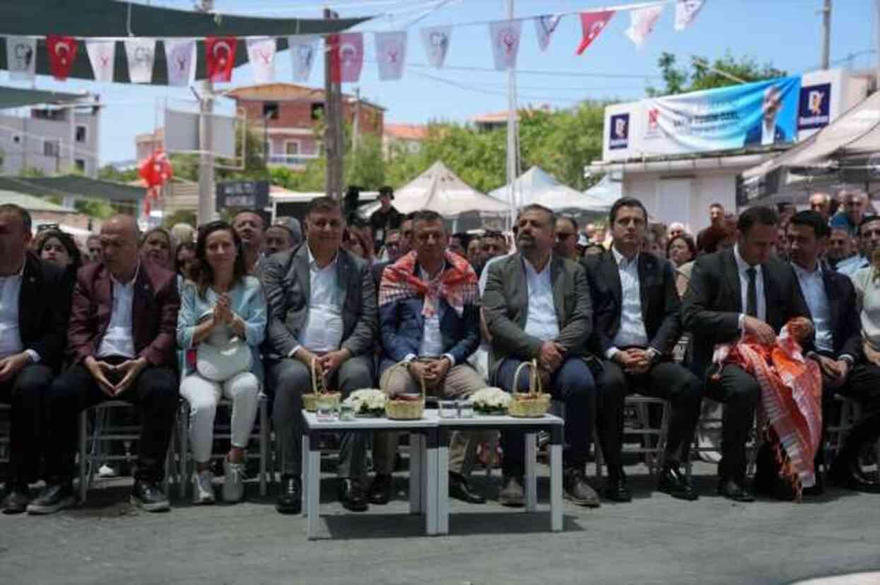 CHP Genel Başkanı Özgür Özel, Bornova'da Kiraz Festivaline Katıldı