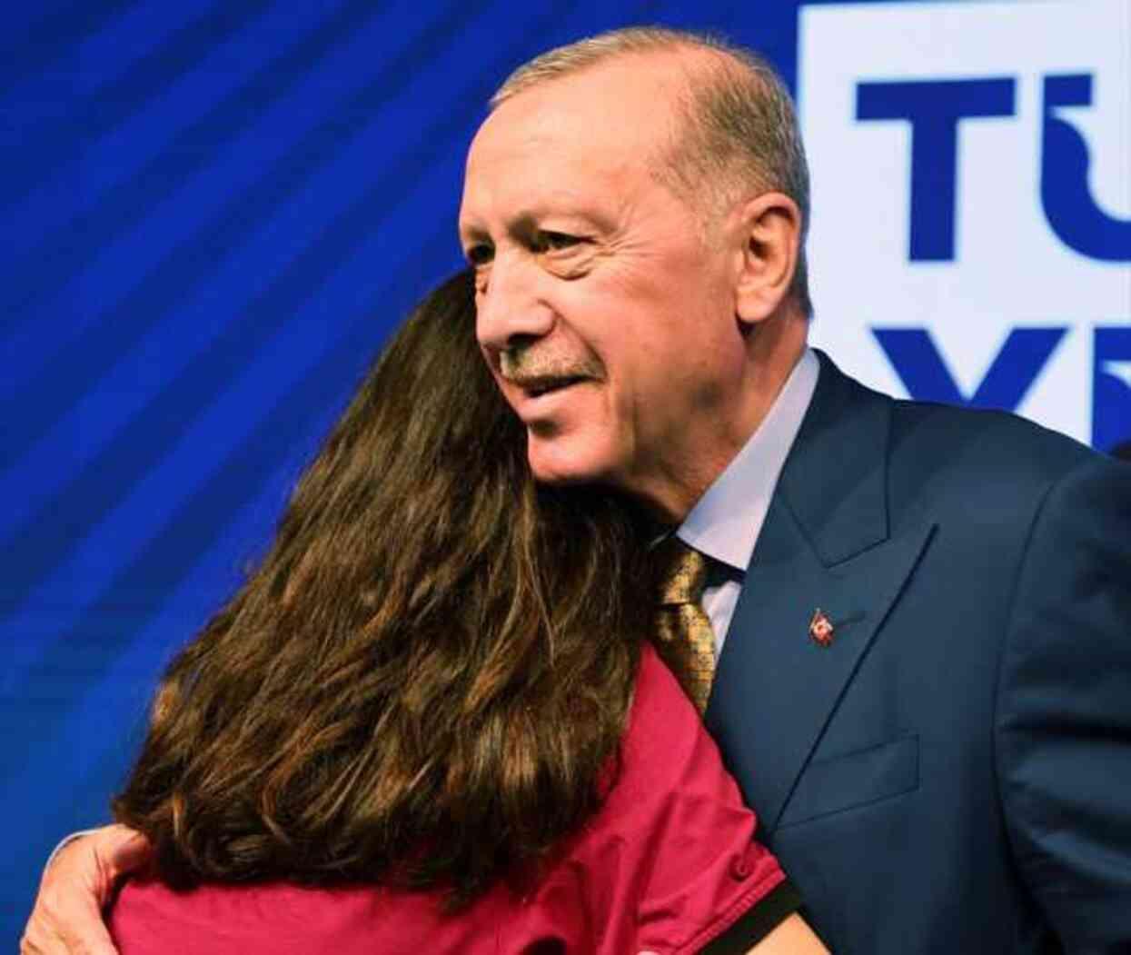 Cumhurbaşkanı Erdoğan'a sarılan öğrenci Nihal ve Bahar Candan'ın kardeşi çıktı