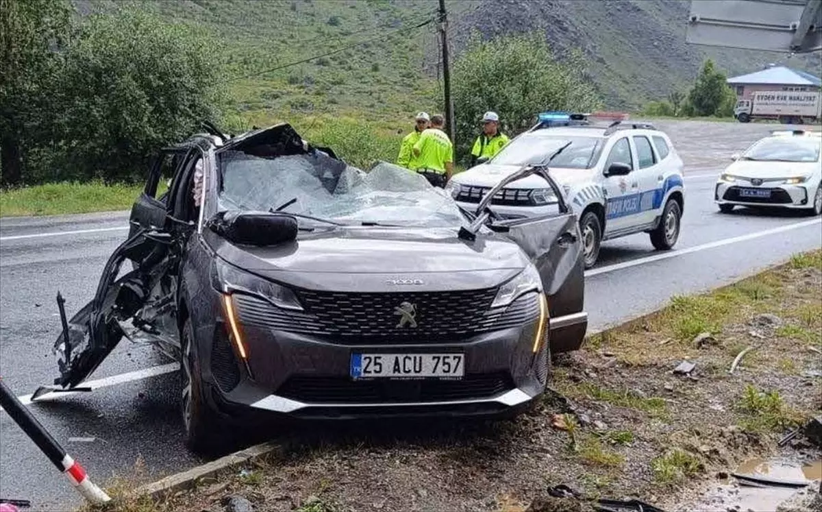 Erzincan\'da Otomobil Kazası: 1 Ölü, 2 Yaralı