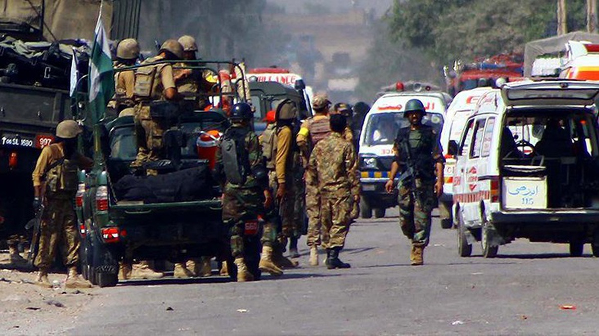 Pakistan\'da yol kenarında bombalı saldırı: 7 asker hayatını kaybetti