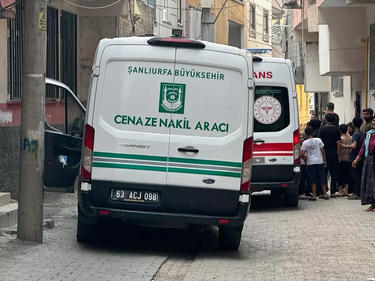 Şanlıurfa\'da Bir Kadını Evde Bıçakla Öldürdüğü İddiasıyla Gözaltına Alınan Zanlı Tutuklandı