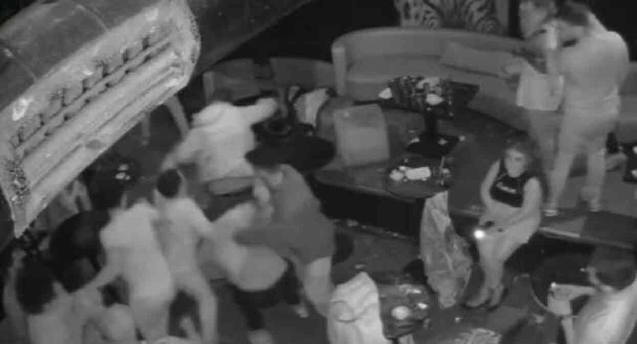 Taksim'de gece kulübü dövüş kulübüne döndü: Sigarayla çarpma kavgasında gözünde bardak patlattı Taksim'de gece kulübü dövüş kulübüne döndü: Sigarayla çarpma kavgasında gözünde bardak patlattı