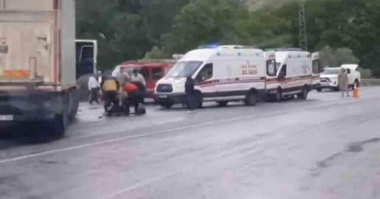 Van-Bitlis karayolunda yolcu otobüsüyle tır çarpıştı! 2 ölü, 30 yaralı