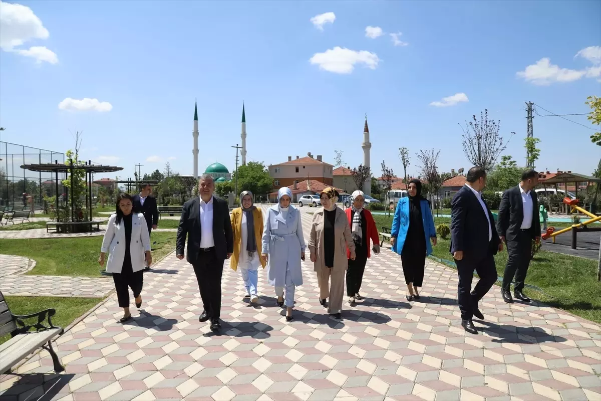 AK Parti Kadın Kolları Ankara İl Başkanı Hatice Çakmak, partili kadın milletvekilleri ve AK Parti Kadın Kolları yönetimiyle istişare ve değerlendirme toplantısında Çubuk\'ta bir araya geldi