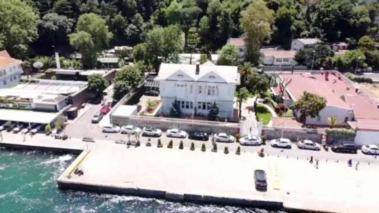 Boğaz'daki Mehmud Paşa Yalısı'nda film gibi soygun! 130 milyon TL'yi çuvallara doldurup kamyonetle kaçtılar Boğaz'daki Mehmud Paşa Yalısı'nda film gibi soygun! 130 milyon TL'yi çuvallara doldurup kamyonetle kaçtılar
