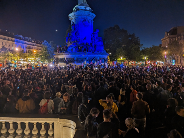 Fransa'da aşırı sağcıların seçim zaferine tepki gösteren yüzlerce kişi sokağa indi