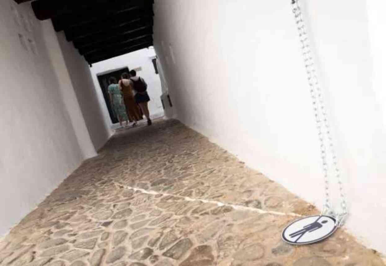 İspanya'da yerel halk, turistlerin girişini engellemek için 22 tatil köyünün girişini zincirlerle kapattı