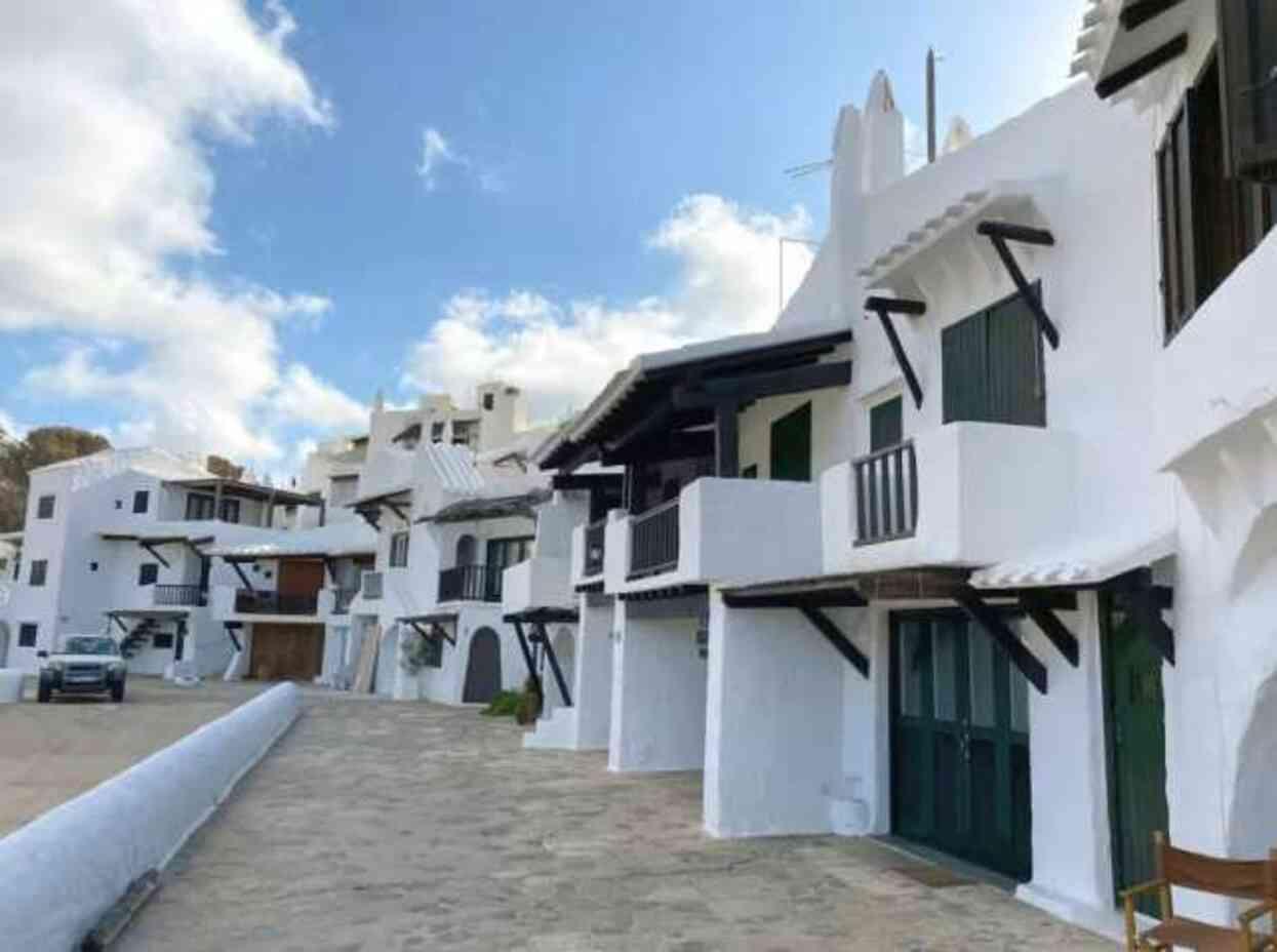 İspanya'da yerel halk, turistlerin girişini engellemek için 22 tatil köyünün girişini zincirlerle kapattı