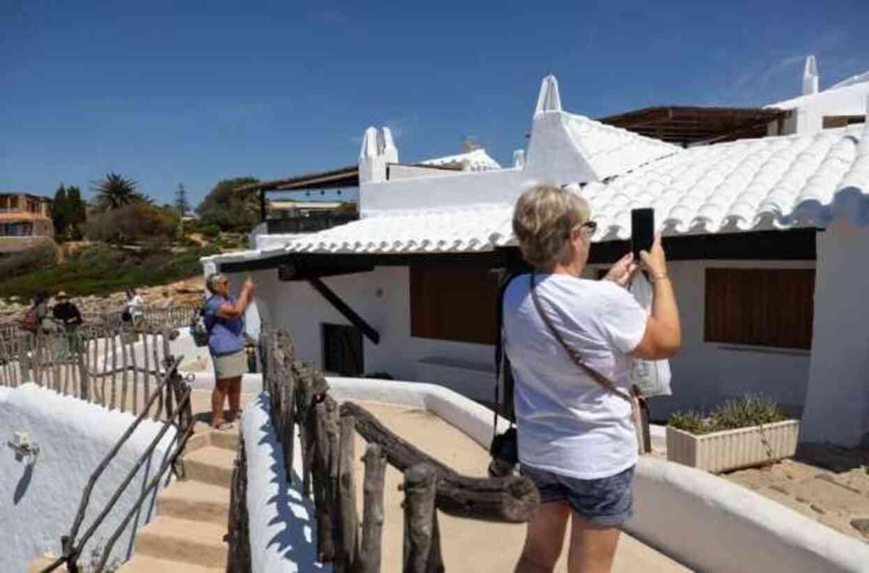 İspanya'da yerel halk, turistlerin girişini engellemek için 22 tatil köyünün girişini zincirlerle kapattı