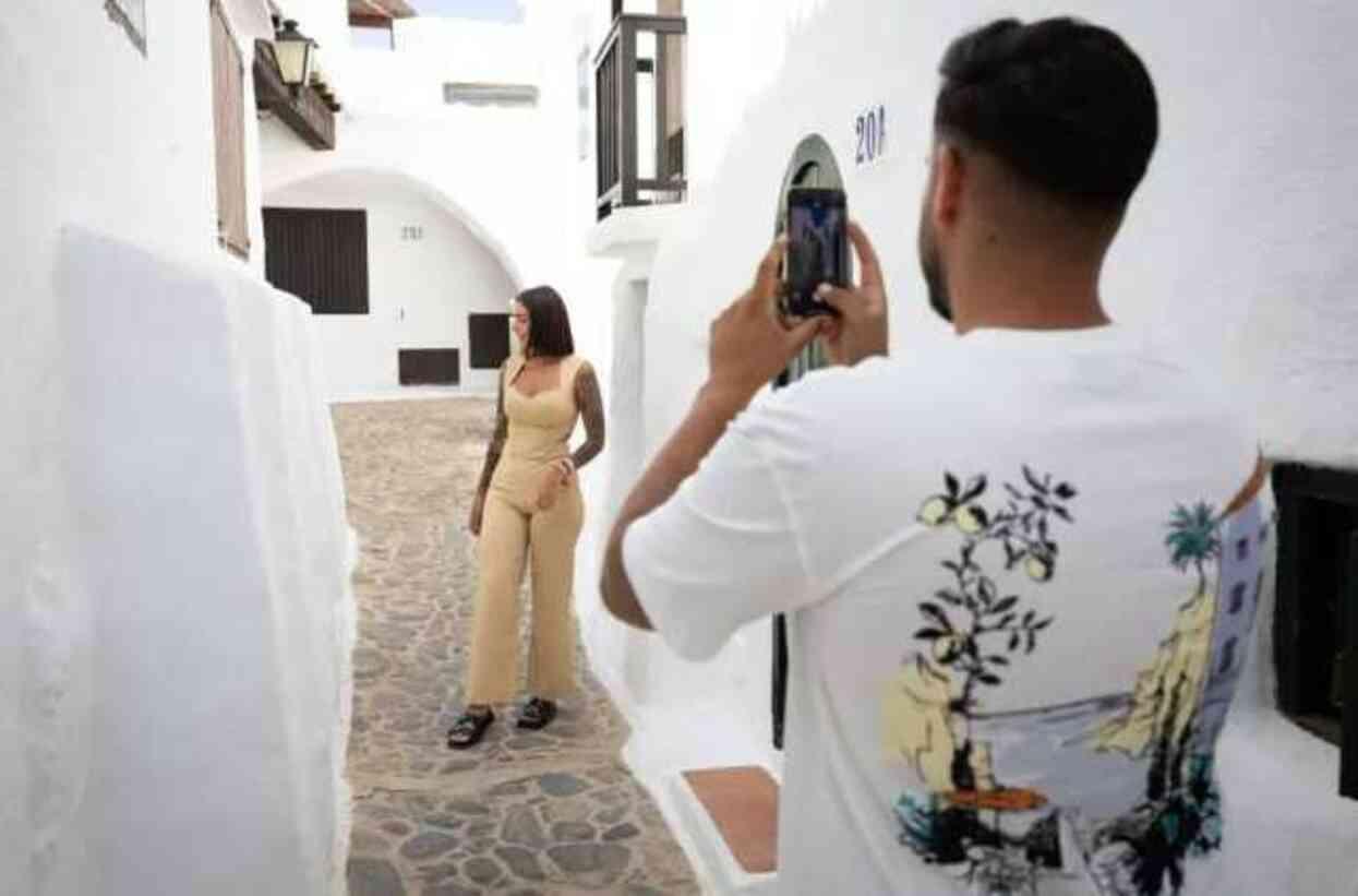 İspanya'da yerel halk, turistlerin girişini engellemek için 22 tatil köyünün girişini zincirlerle kapattı