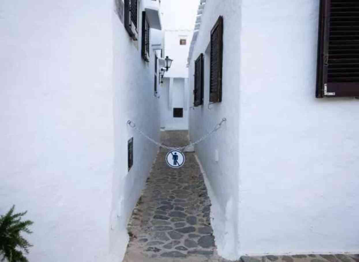 İspanya'da yerel halk, turistlerin girişini engellemek için 22 tatil köyünün girişini zincirlerle kapattı