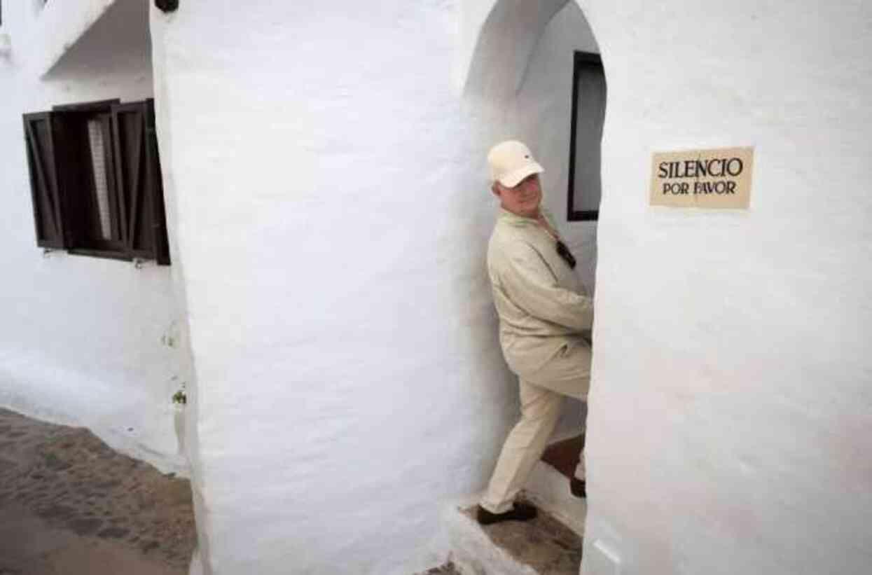 İspanya'da yerel halk, turistlerin girişini engellemek için 22 tatil köyünün girişini zincirlerle kapattı