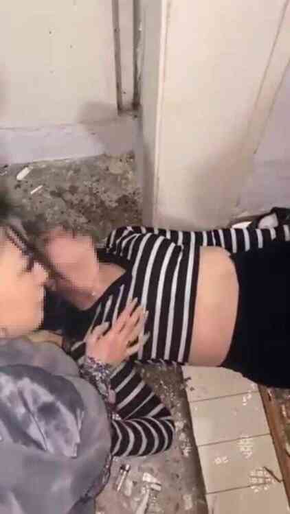 Kadın magandanın genç kızlara dehşeti yaşattığı anlar kamerada: 'Öldürürüm seni' Kadın magandanın genç kızlara dehşeti yaşattığı anlar kamerada: 'Öldürürüm seni'