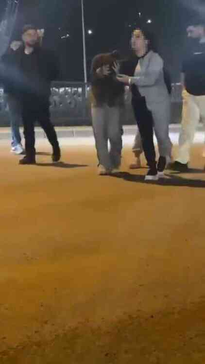 Kadın magandanın genç kızlara dehşeti yaşattığı anlar kamerada: 'Öldürürüm seni' Kadın magandanın genç kızlara dehşeti yaşattığı anlar kamerada: 'Öldürürüm seni'