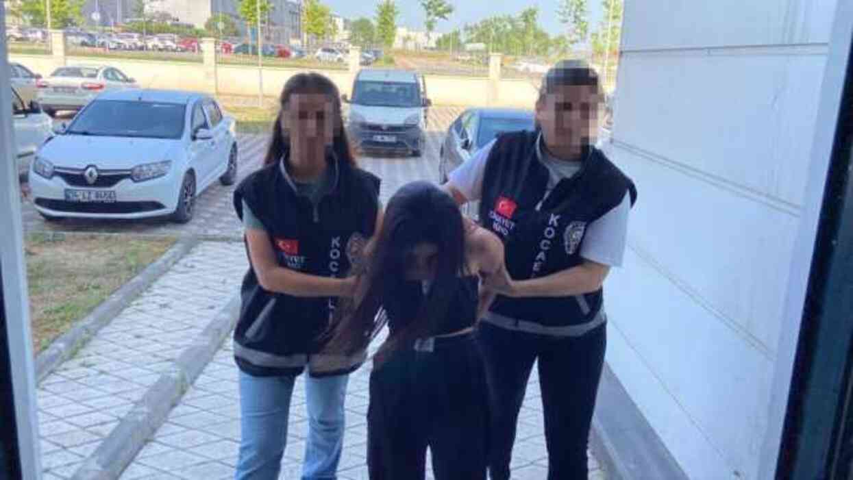 Kadın magandanın genç kızlara dehşeti yaşattığı anlar kamerada: 'Öldürürüm seni' Kadın magandanın genç kızlara dehşeti yaşattığı anlar kamerada: 'Öldürürüm seni'