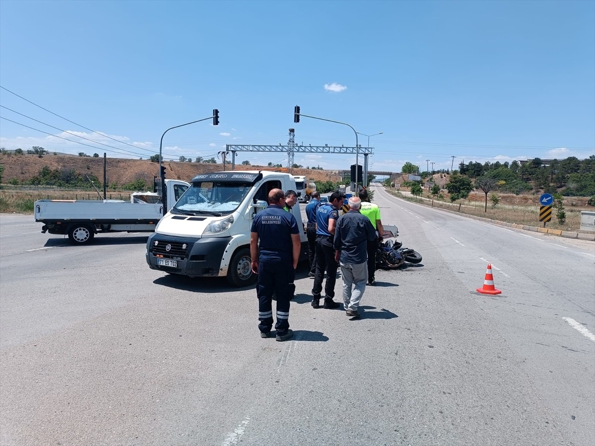 Kırıkkale\'de Motosiklet ve Otomobil Çarpışması: 3 Yaralı