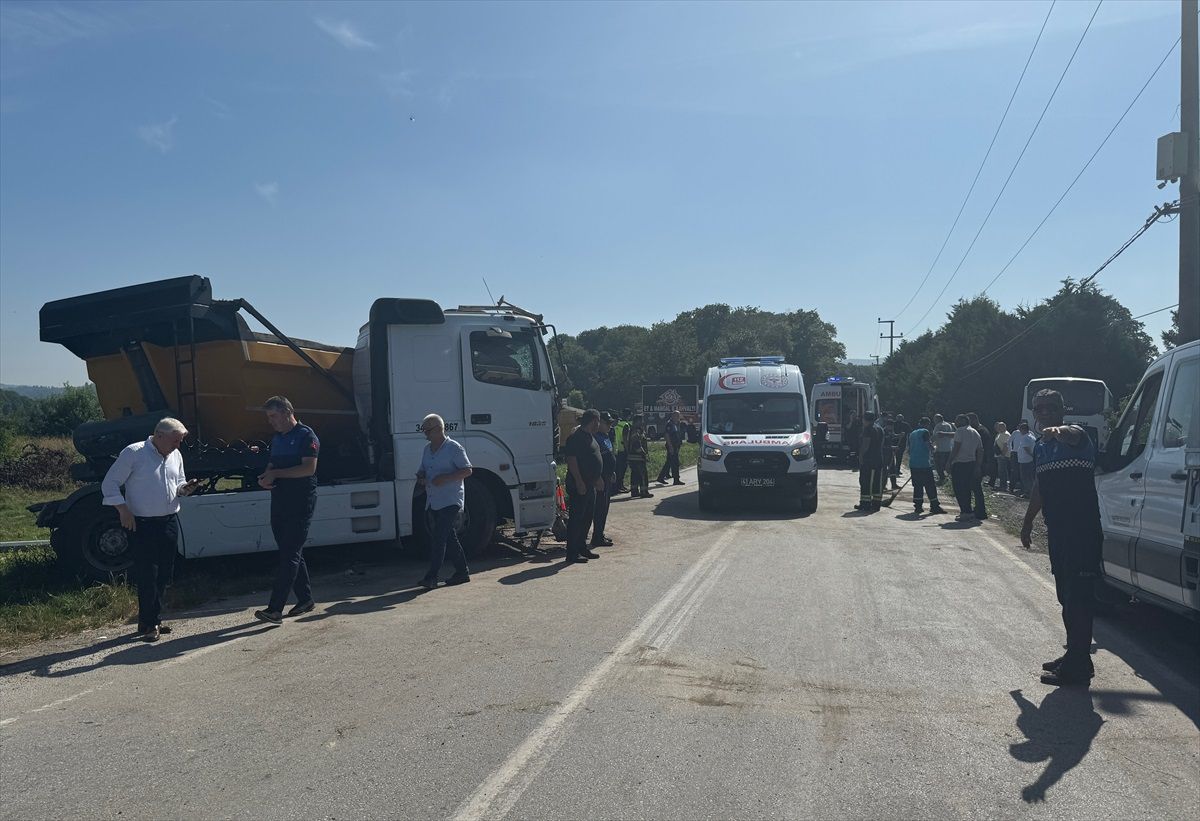İzmit\'te tır ile servis midibüsü çarpıştı: 1\'i ağır 26 kişi yaralandı