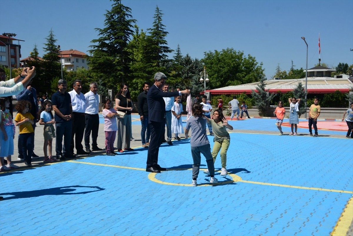Malatya\'da okulların bahçelerine geleneksel çocuk oyun alanları çizildi