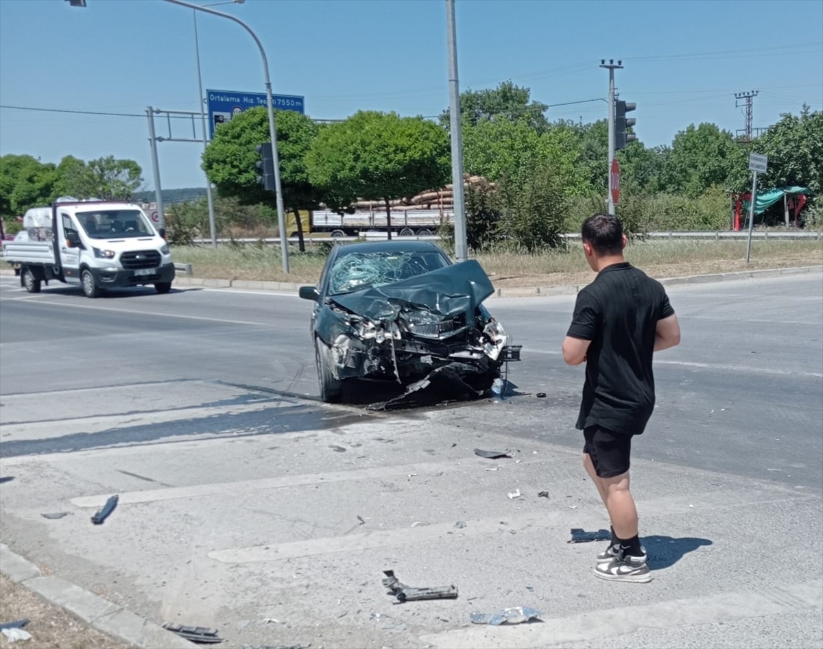 Samsun\'un Bafra ilçesinde iki otomobil çarpıştı, sürücü ile yolcu hastaneye kaldırıldı