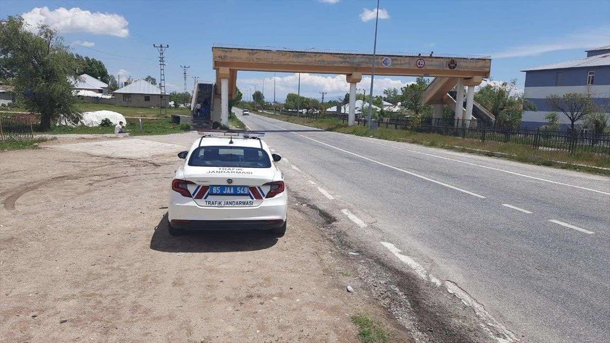 Van\'da yapılan trafik denetimlerinde 452 sürücüye ceza uygulandı