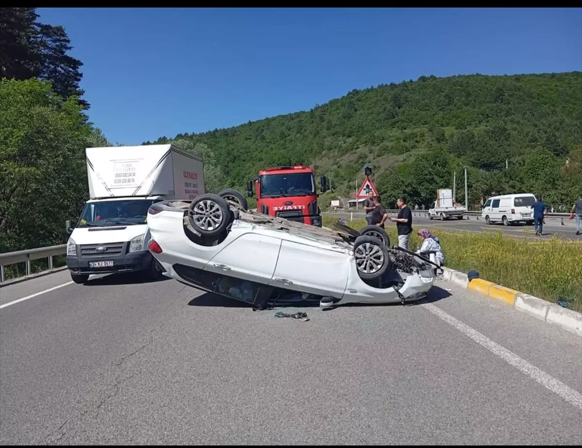 Bolu Yeniçağa\'da Otomobil Devrildi: 2 Yaralı