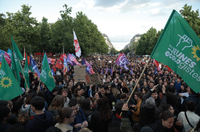 Aşırı sağın seçim zaferi Fransa'yı karıştırdı! Sokağa inen yüzlerce kişi Macron'a tepki gösterdi