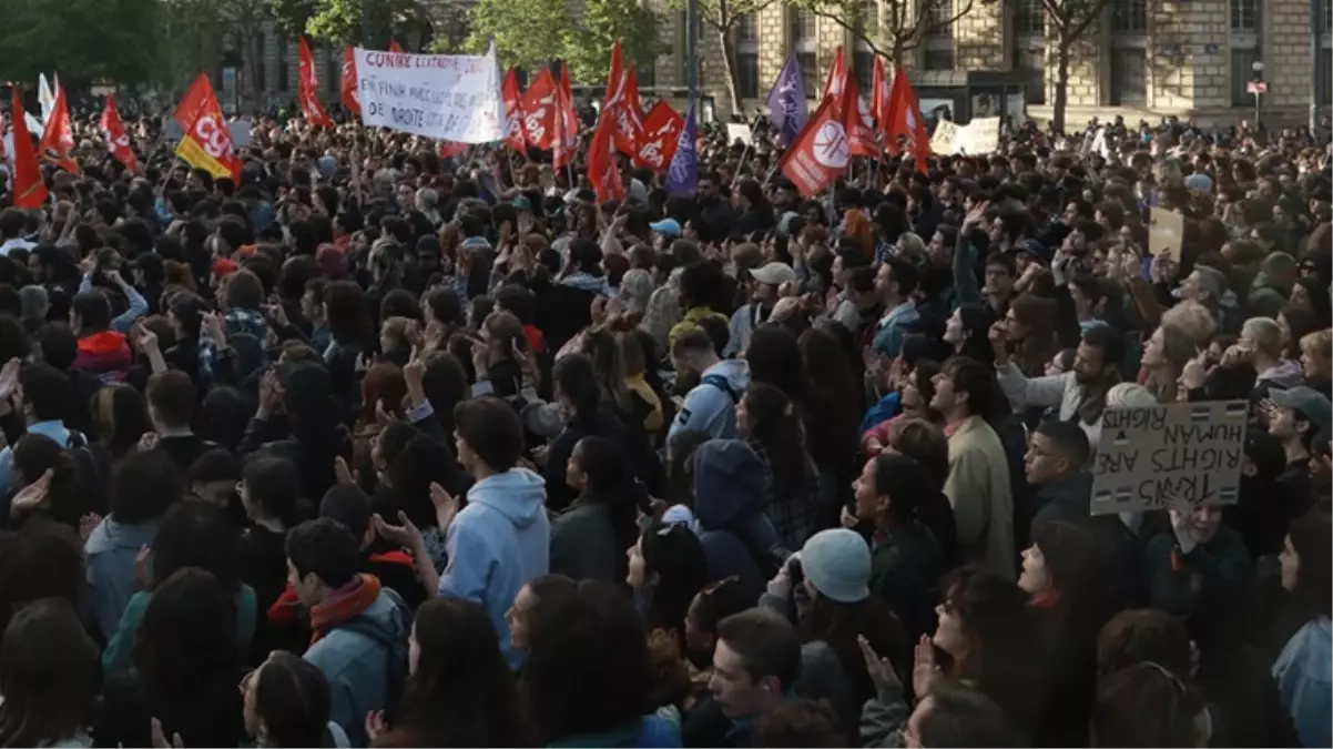 Aşırı sağın seçim zaferi Fransa\'yı karıştırdı! Sokağa inen yüzlerce kişi Macron\'a tepki gösterdi