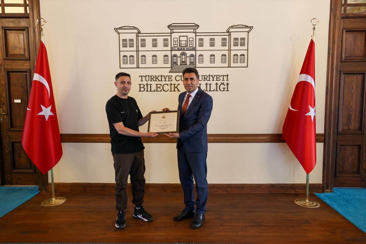 Bilecik Valisi Şefik Aygöl, ziynet eşyasını polise teslim eden Sefa Söğütlü\'yü kabul etti