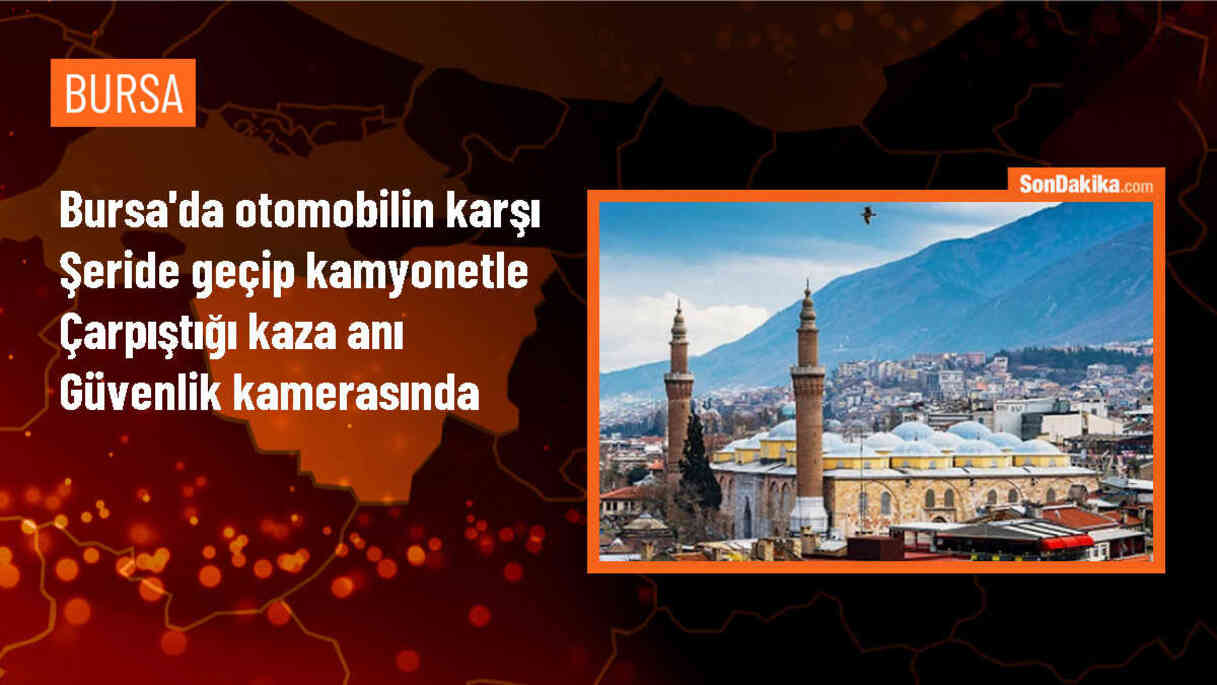 Bursa\'da otomobilin karşı şeride geçip kamyonetle çarpıştığı kaza anı güvenlik kamerasınca kaydedildi