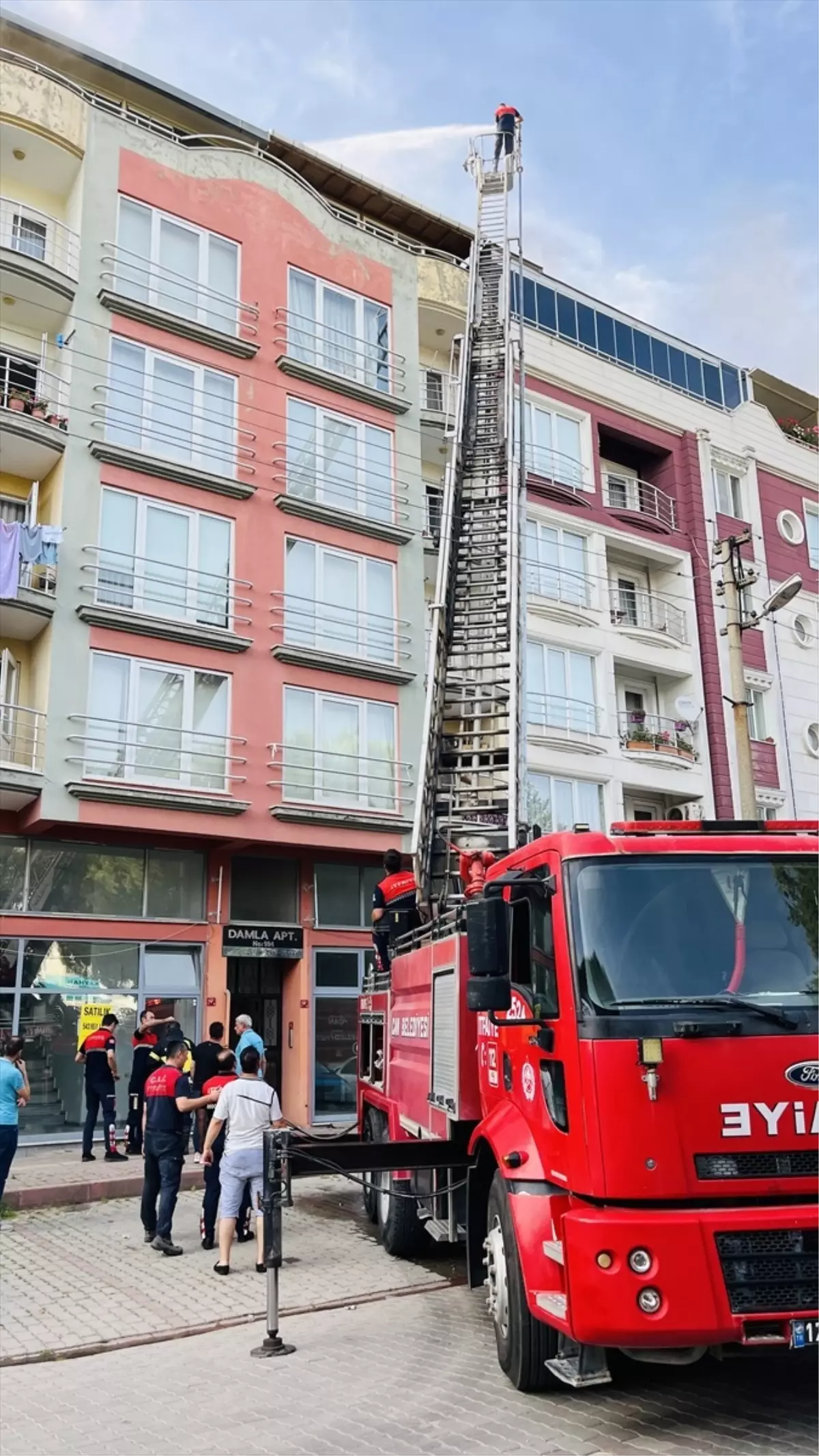 Çanakkale\'de bir apartmanın terasında çıkan yangında 2 kişi dumandan etkilendi