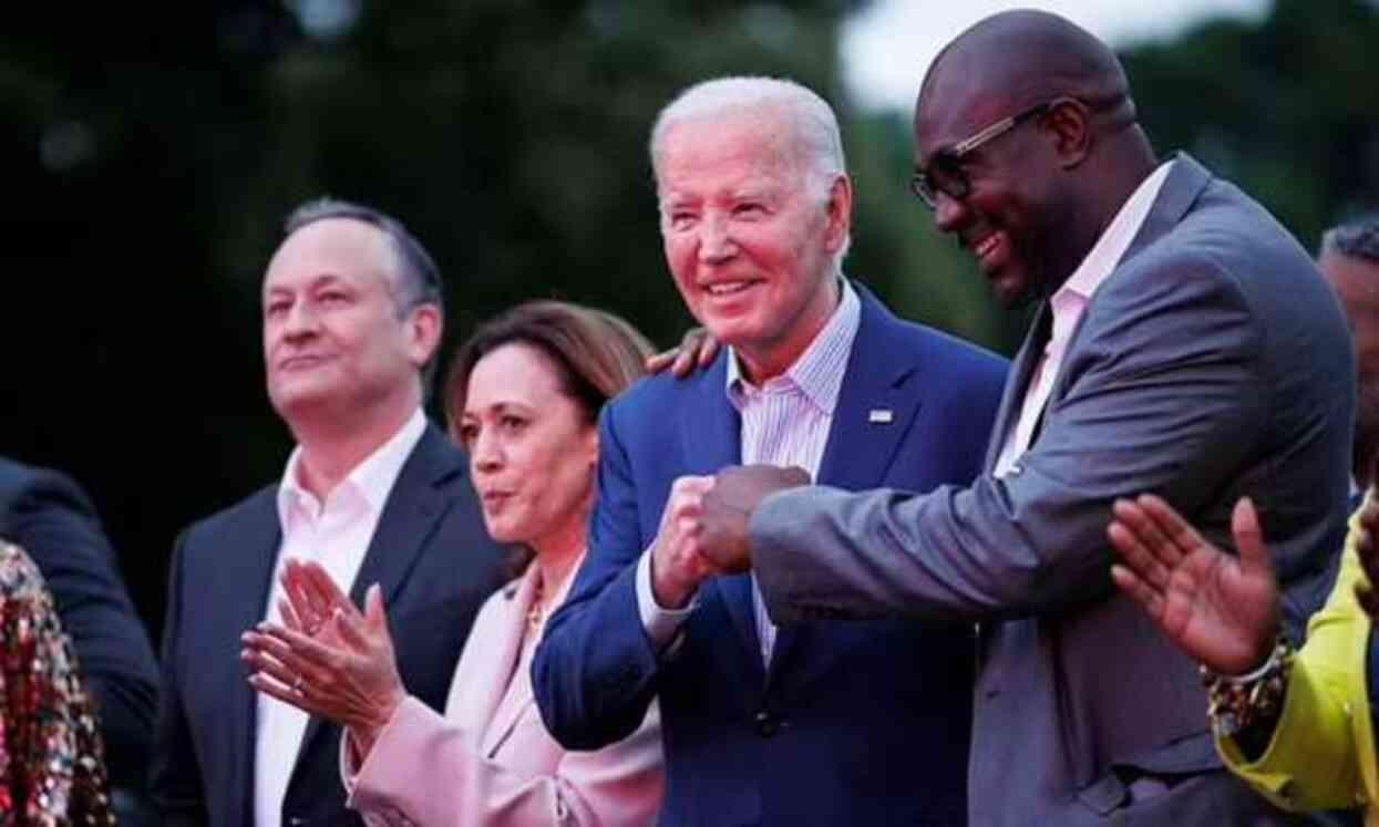 Cumhuriyetçiler, Biden'ın Juneteenth Beyaz Saray konserinde donup kaldığını görünce dalga geçti