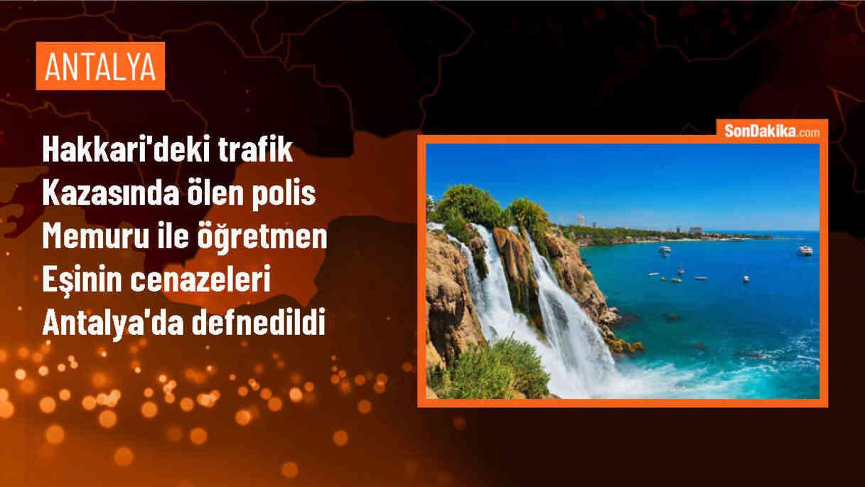 Hakkari\'de hayatını kaybeden polis memuru ve öğretmen eşi Antalya\'da defnedildi