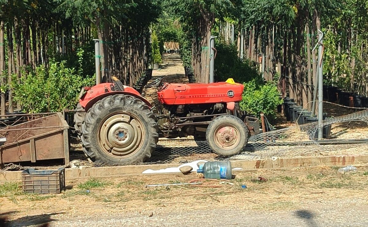 Ödemiş\'te traktör kazasında hayatını kaybeden çift son yolculuğuna uğurlandı