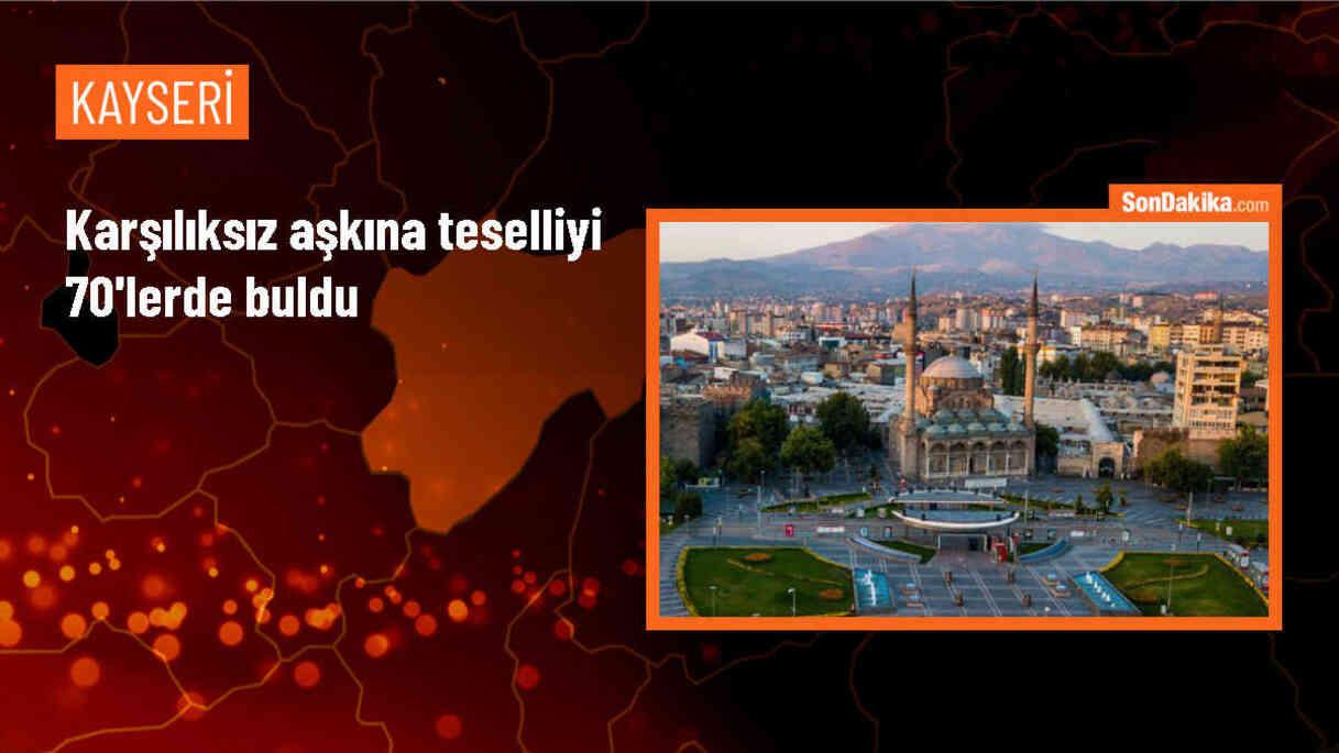 Aşk Acısını Nostaljik Kıyafetlerle Unutmaya Çalışan Adam