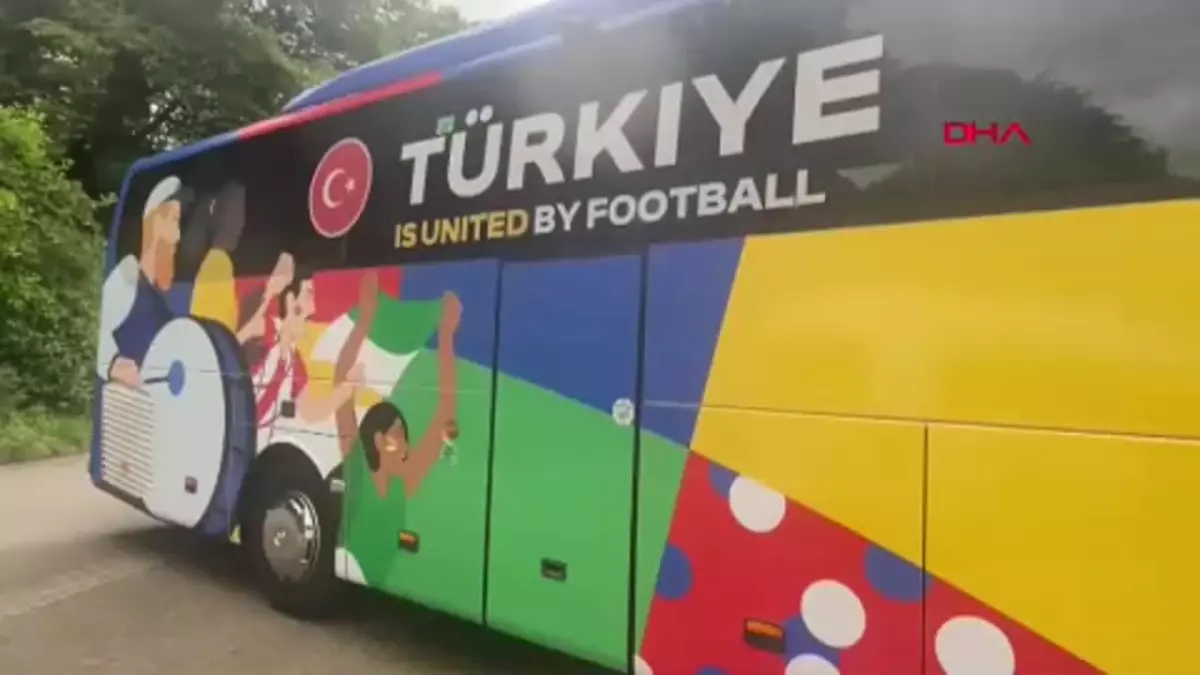Milli takım otobüsü, Almanya\'da Ay-yıldızlıları bekliyor