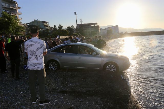 Trabzon'da arabasıyla denize dalan vatandaş, çevredekiler tarafından kurtarıldı Trabzon'da arabasıyla denize dalan vatandaş, çevredekiler tarafından kurtarıldı