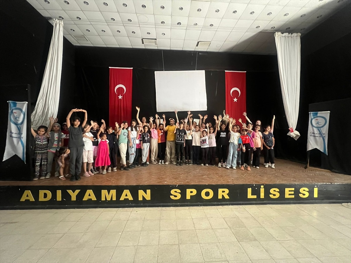 Depremzede çocuklar için özel kukla tiyatrosu