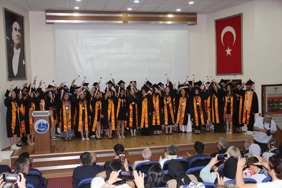 Erciyes Üniversitesi Turizm Fakültesi Mezunlarına Tören Düzenlendi