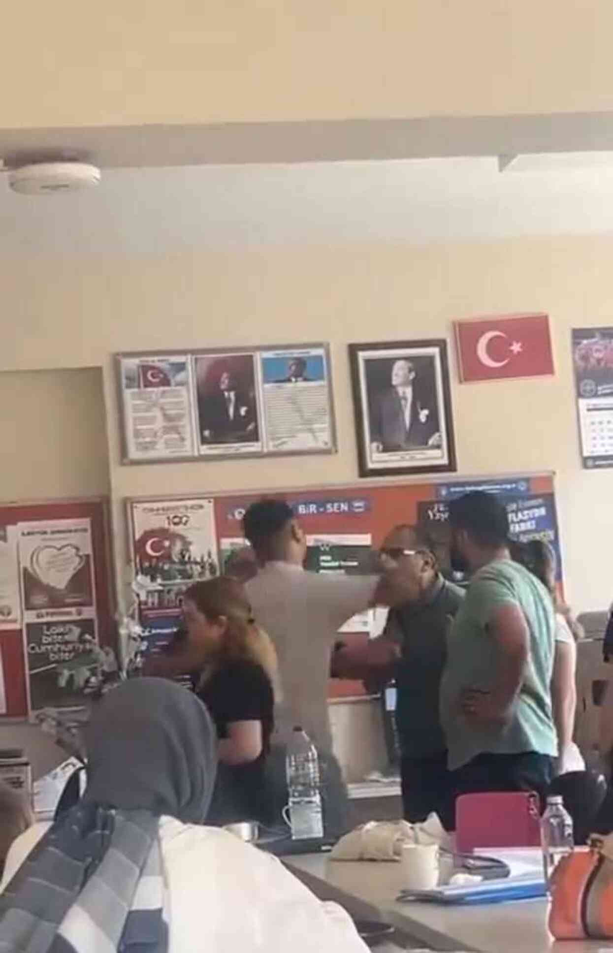 Kız kardeşini sınıfta bırakan saldırgan tutuklandı: Sinirle bir kez yumruk attım Kız kardeşini sınıfta bırakan saldırgan tutuklandı: Sinirle bir kez yumruk attım