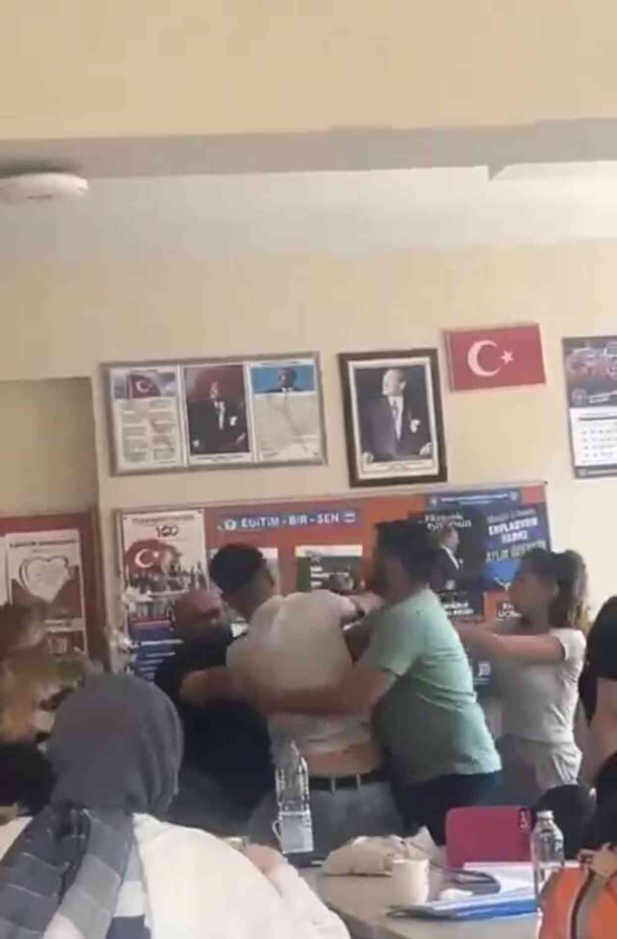 Kız kardeşini sınıfta bırakan saldırgan tutuklandı: Sinirle bir kez yumruk attım Kız kardeşini sınıfta bırakan saldırgan tutuklandı: Sinirle bir kez yumruk attım
